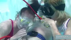 Abspielen Heiße Teenager geben intensiven Pool-Blowjob und schlucken Cumshot