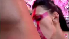 Jouer Une brune a soif de baise anale et d'un soin du visage en latex
