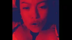 Afspelen Het intense orgasme van Exotic Blue terwijl ze op een stoel wordt gelikt