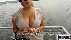 Jouer Il l'emmène faire une promenade en bateau et la fait coucher avec lui
