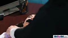 تشغيل صوف الجبهة السحاقية مفلس ويأكل كس الفتاة الصغيرة