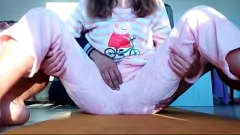 Jouer La chatte humide et le jeu anal de la belle-fille de l'adolescent - sperme à l'intérieur de son cul