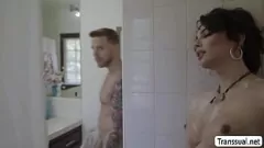 Redare Shemale Maid nu poate rezista pe pula mare a șefului ei