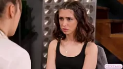 Jouer Lesbiennes brunes dans un fisting intense et une action de léchage de la chatte