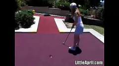 تشغيل Petite Blonde Teen 'Little April' Pleass نفسها في الهواء الطلق