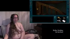 Redare Gamer brunet obraznic devine dezbrăcat și fetiș în timpul jocului nud Tower