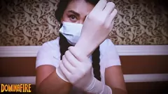 Afspelen Wellustige verpleegster in latexhandschoenen en masker wordt ASMR fetisjistisch in medische rollenspel