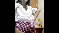 Redare Video filmat! Stepsister este cel mai tare student din clasă, îi place să facă porno de casă în biroul profesorului și să -și arate păsărică strânsă