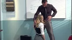 Jouer Un groupe d'étudiants au lieu d'apprendre des livres a des relations sexuelles sur les banques de l'école Xxx