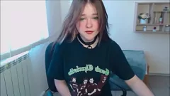 تشغيل في سن المراهقة الساخنة المجاور يعرض كس على كاميرا الويب