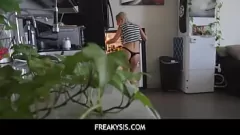Abspielen Stiefschwester Bella Rose kann dem perfekten Schwanz ihres Stiefbruders nicht widerstehen
