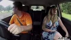 Jouer Milf tatoué obtient une baise de voiture hardcore par l'instructeur