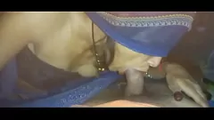 Oynat Sıska genç, büyük horoz ve büyük göğüsleri her yerde sıçrama ile sürülmüş