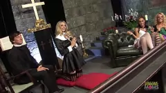Abspielen Religiöse MILFs können Gruppen Sex und große Schwänze in der Kirche nicht widerstehen