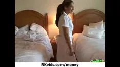 تشغيل مدبرة المنزل تستقبل الديك في غرفة الفندق من رجل لم ير كسها منذ فترة طويلة
