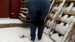 Jouer Chubby MILF pisses en public: Action de fétiche extérieur coque