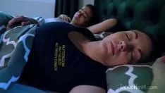 Jouer Il fratello scopa sua sorella mentre dorme