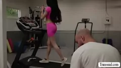 Jouer Horny Ts Déesse Ariel Derure Barebacked par un goujon chauve