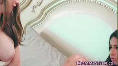 Jouer Lesbiennes tuteurs de past-mom belle-fille adolescente dans les plaisirs tabous