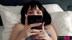 Se enamora de una rubia que lo está esperando para jugar y después de que ella lo chupe lo más fuerte que pueda.