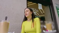 Jouer Latina Valen Pink explore les joyaux cachés de Madrid avant le sexe public sauvage