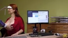 Afspelen naakte poesjes die het werk verlaten en wilde seks hebben met hun collega